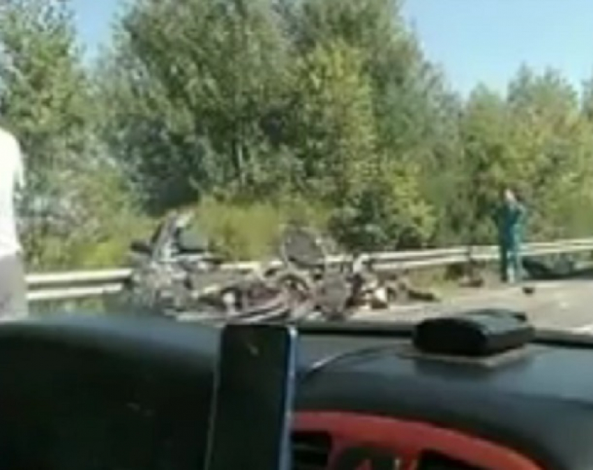 Оторвавшийся прицеп разворотил ВАЗ и убил водителя на воронежской трассе