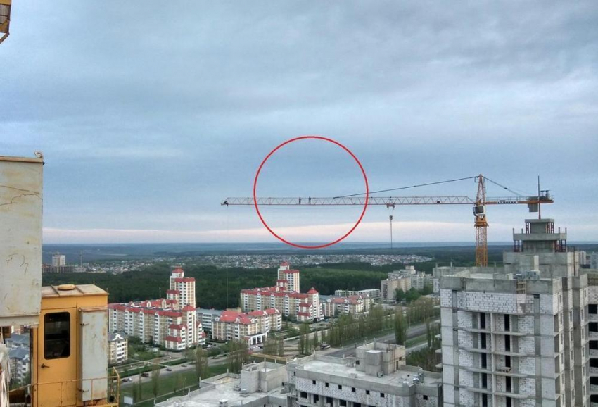 Два руфера застряли на огромном башенном кране в Воронеже 