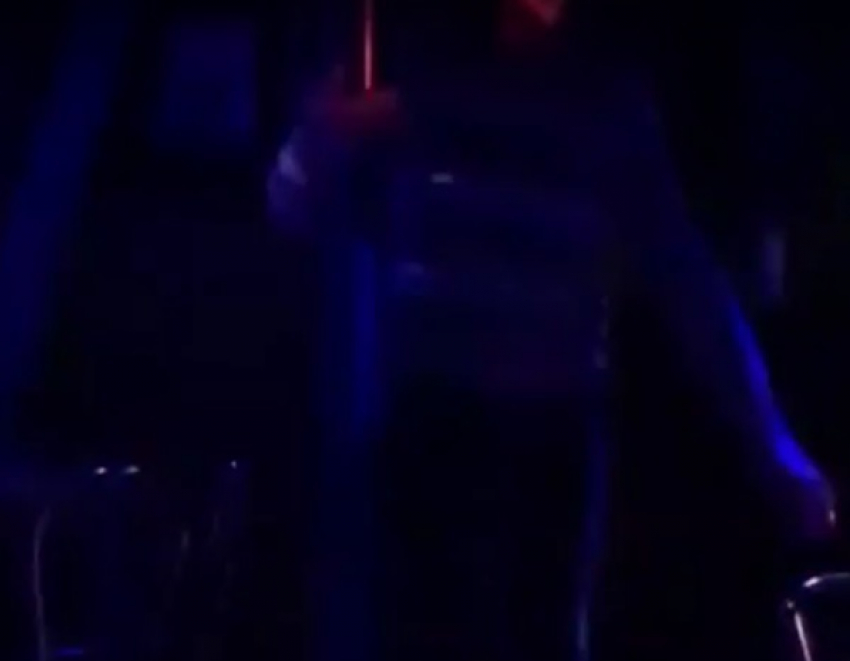 Пьяный танец у шеста в воронежском клубе попал на видео