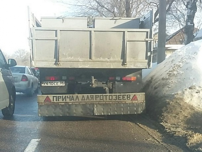 Причал для ротозеев сфотографировали на дороге в Воронеже