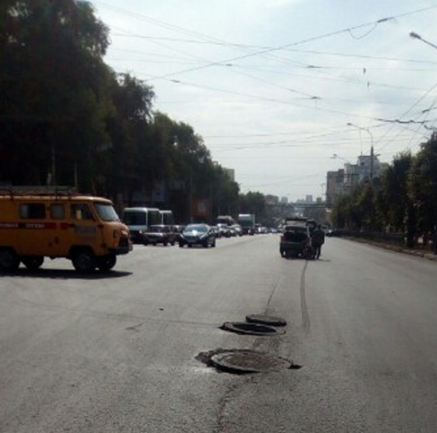 Опасная ловушка подстерегает автомобилистов на перекрестке в Воронеже 