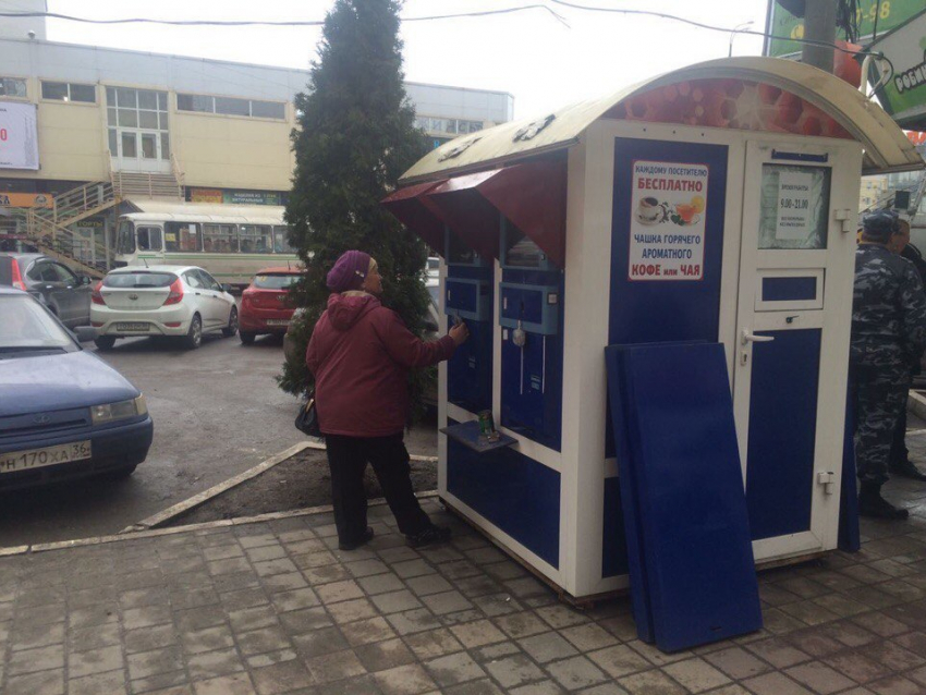 На видео попала игра пенсионерки в автоматы в центре Воронежа