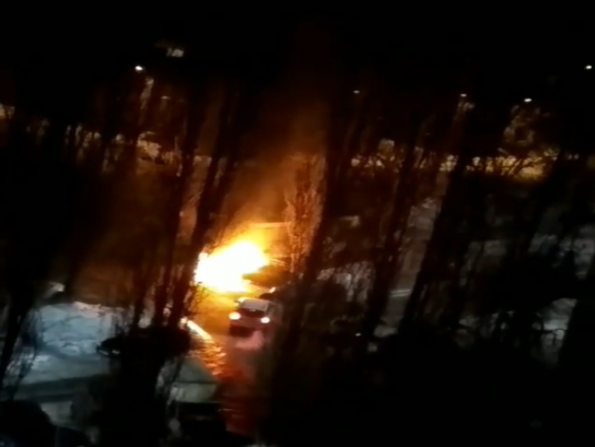 Полыхающая иномарка попала на видео в Воронеже