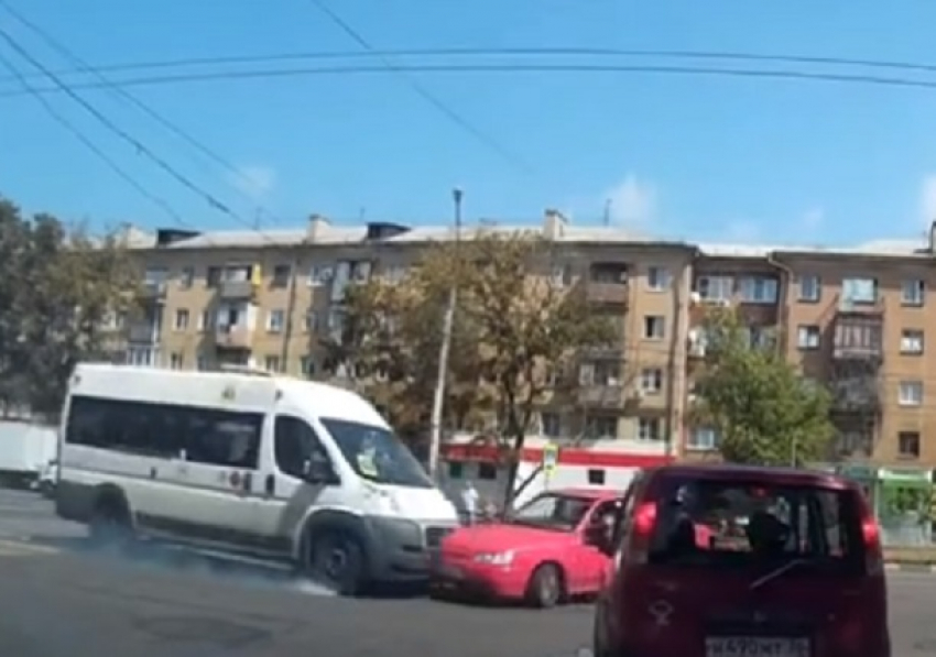 Момент массового ДТП с маршруткой попал на видео в Воронеже