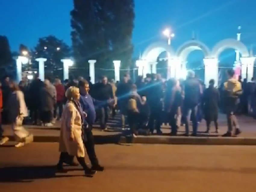 Огромную очередь на металлодетектор у Адмиралтейской площади показали в Воронеже