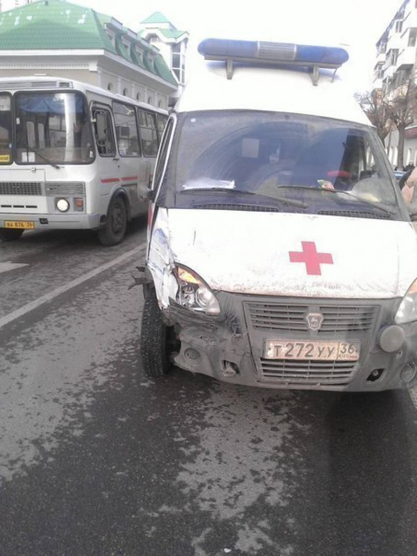 Пьяный водитель скорой помощи протаранил 7 автомобилей в центре Воронежа