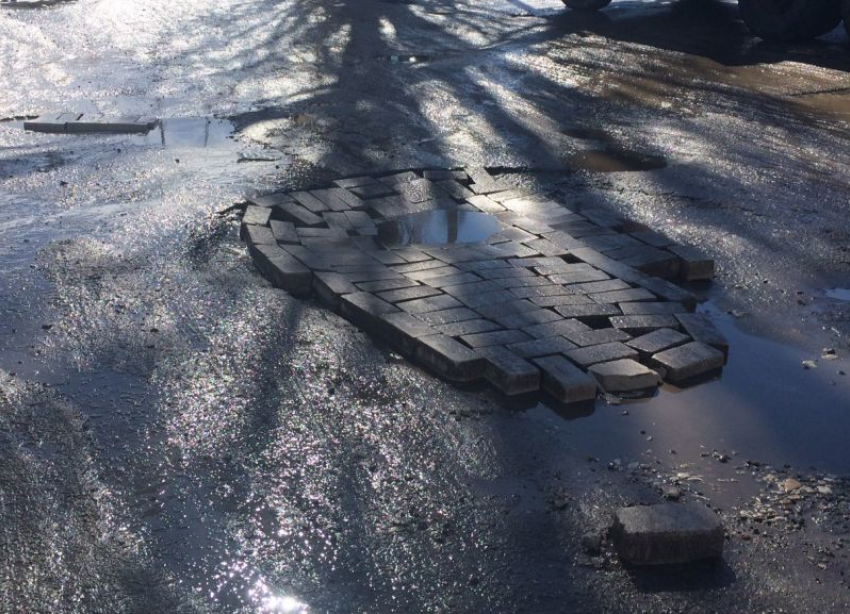 На улице Дорожной в Воронеже яму в асфальте заделали тротуарной плиткой