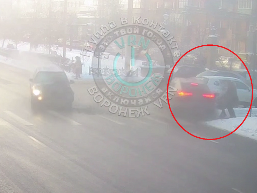 Жуткая авария в Воронеже: после столкновения двух BMW машину отбросило на пешеходов 