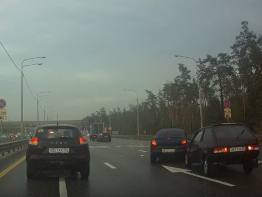 Карма за резкое перестроение настигла водителя в Воронеже 