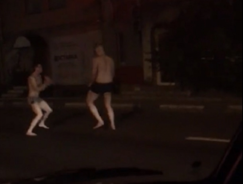 Разборки парней в одних трусах сняли на дороге в Воронеже 
