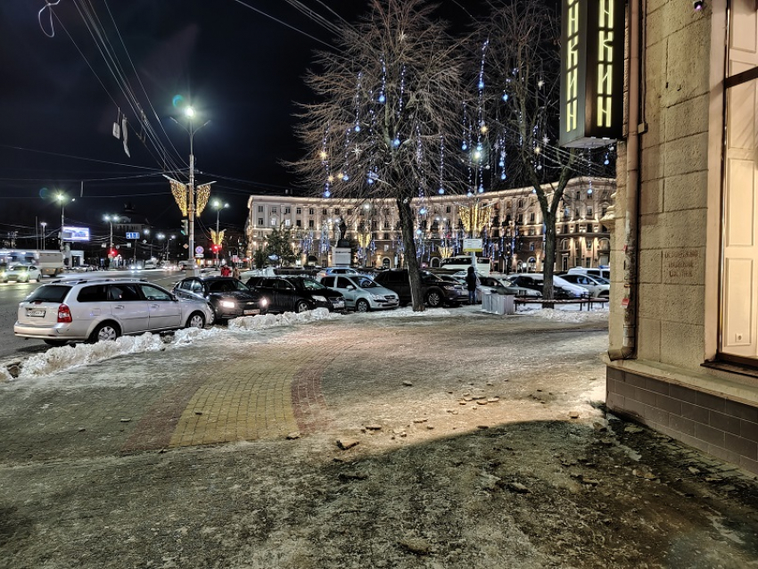 Обрушение здания напротив вокзала наглядно показали в центре Воронежа