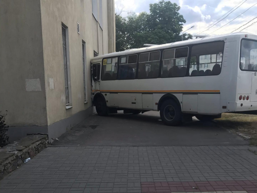 Маршрутный ПАЗ врезался в стену дома в центре Воронежа
