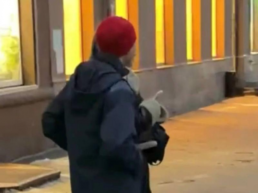 «Либо вор, либо маньяк»: мужчина в красной шапочке терроризирует женщин на остановках в Воронеже 