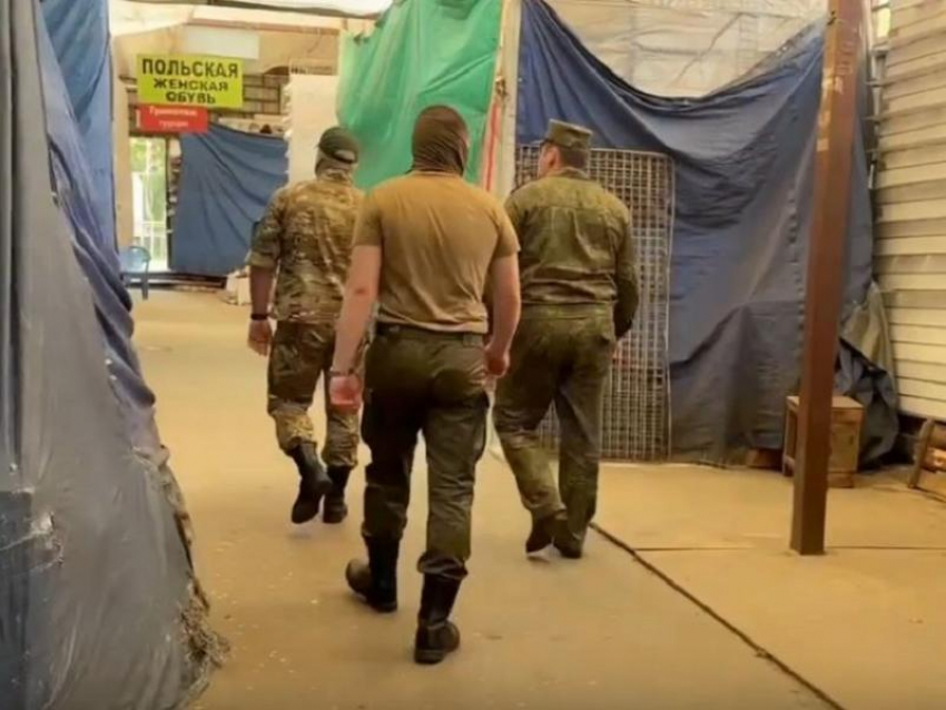 Силовики устроили облаву на мигрантов на Юго-Западном рынке в Воронеже