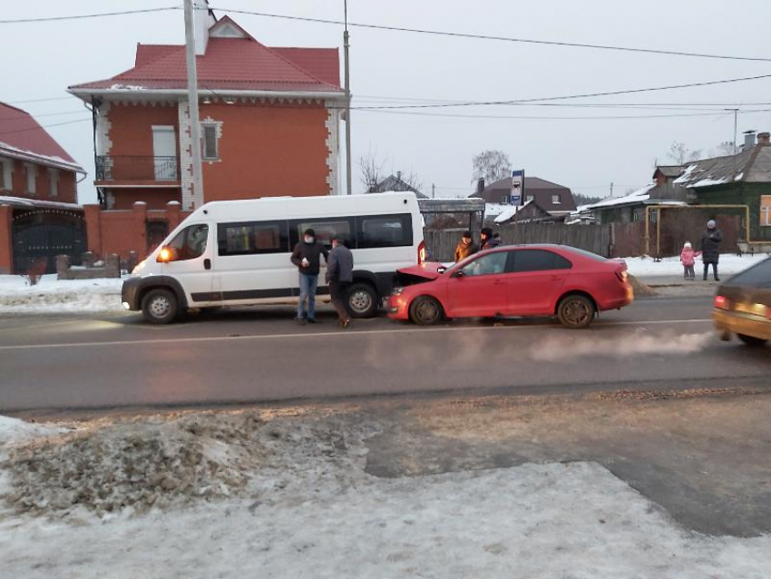 В Воронеже на камеру попали последствия ДТП с маршруткой прямо на остановке