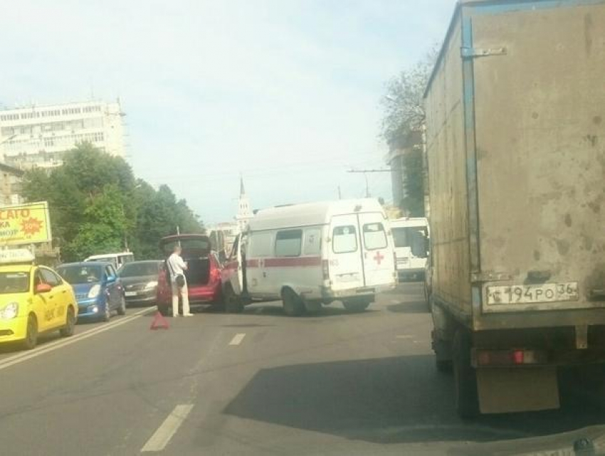 Авария со скорой помощью спровоцировала пробку в Воронеже