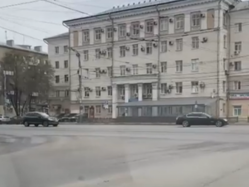 VIP-кортеж иномарок в окружении полиции сняли на видео в центре Воронежа