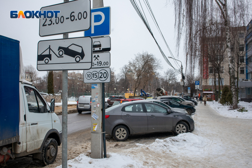 Состояние платных парковок в центре города не устраивает даже мэрию Воронежа