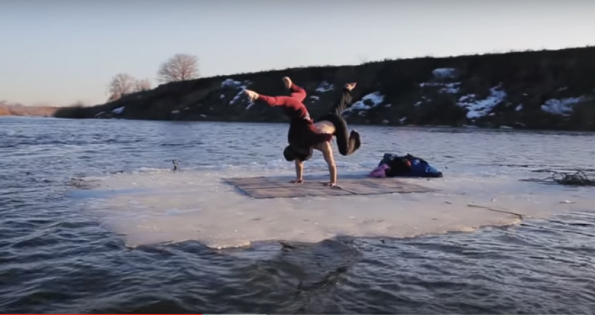 Сумасшедше красивая акробатика воронежских гимнастов на льдине попала на видео