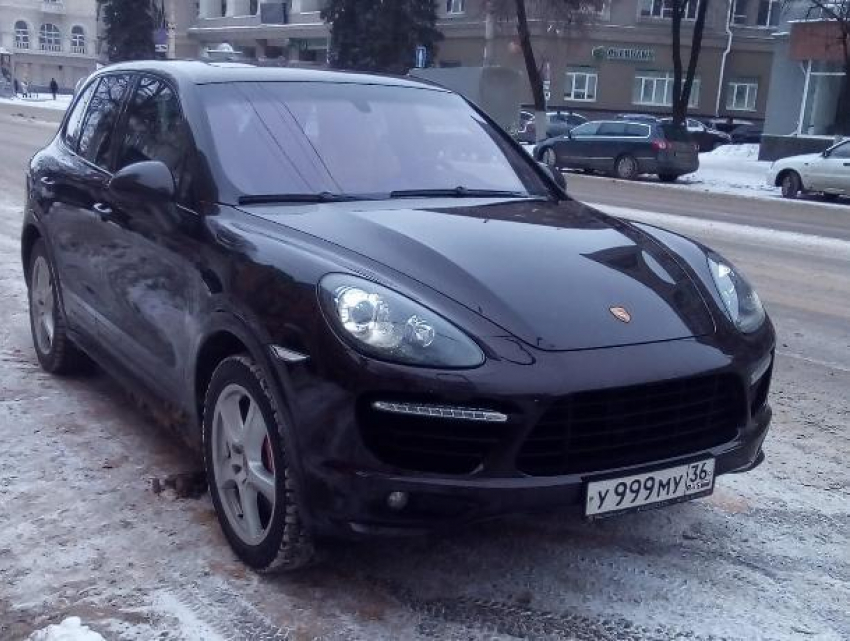 Воронежцы хотят сдать в ГИБДД владельца Porsche с блатными номерами