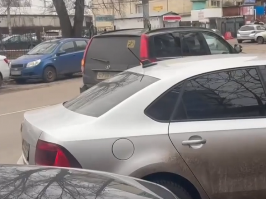 Родители детей с ОВЗ пожаловались на парковочный дефицит у реабилитационного центра в Воронеже  