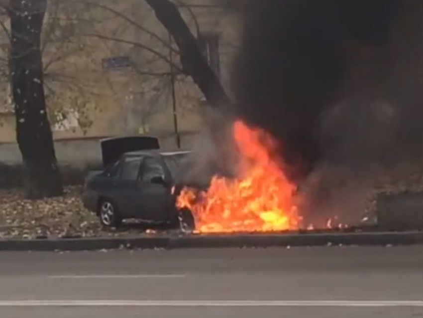 Эпичное возгорание автомобиля воронежцы сняли на видео