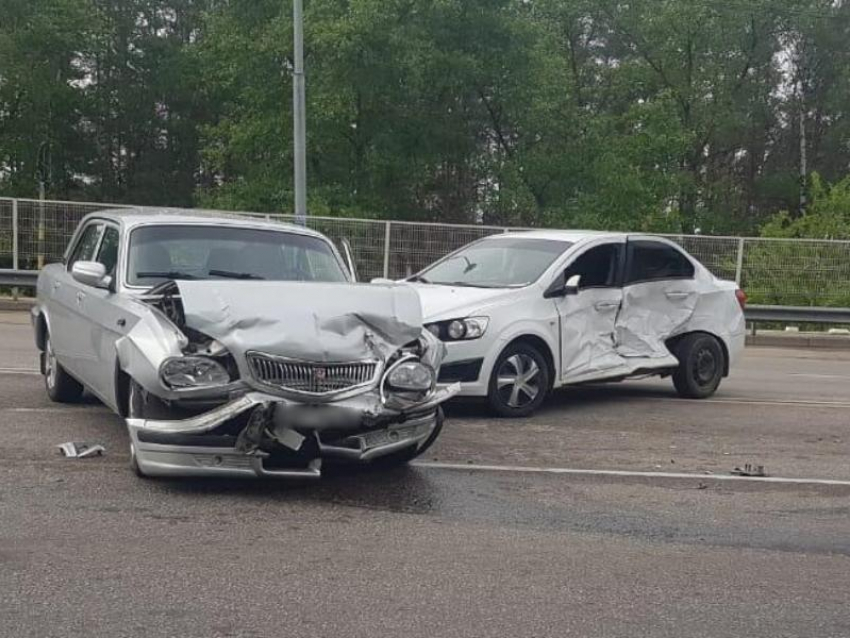Полицейские показали последствия столкновения Chevrolet и «Волги» в Воронеже 