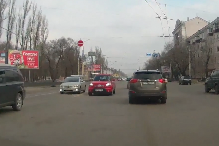Блондинка на розовом «Киа» едва не устроила страшную аварию в Воронеже и попала на видео