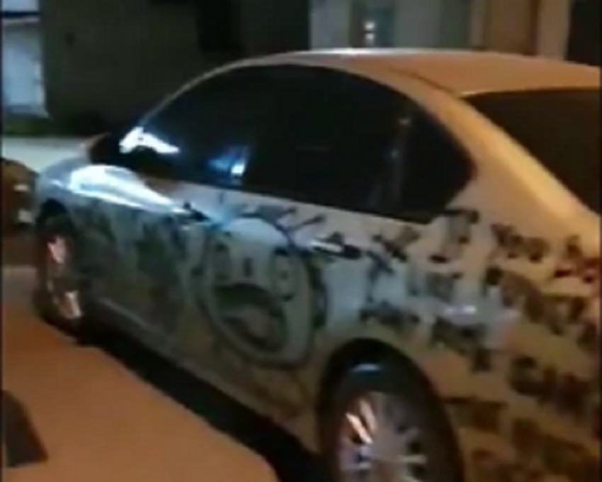 Уродцами в стиле Die Antwoord разрисовали кузов Nissan в Воронеже