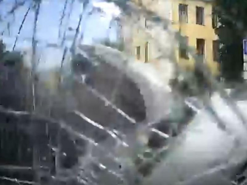 Момент жесткого столкновения автобуса и легковушки в центре Воронежа попал на видео