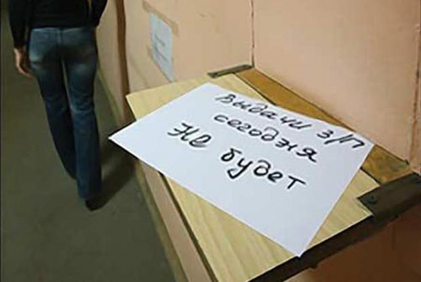 Директор воронежской фирмы не платил рабочим более двух месяцев ради карьеры