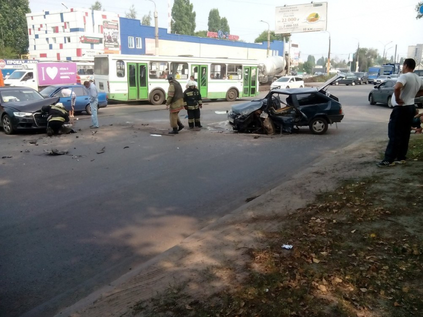 В Воронеже «Ауди» вдребезги разнесла «восьмерку»