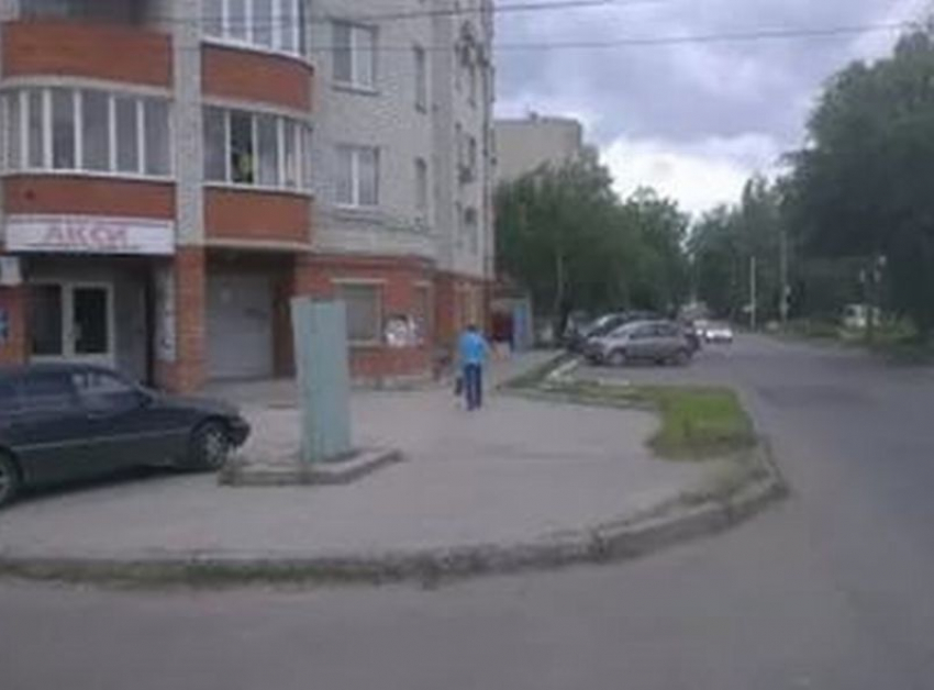 На улице Колесниченко воронежец чудом остался жив, попав под колеса КамАЗа