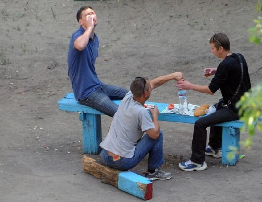 Жители Воронежа пожаловались на пьянку мужчин у детской площадки 