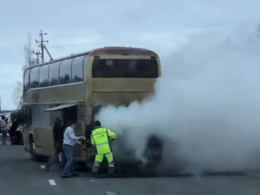 Загоревшийся автобус с беженцами из Донбасса снял на видео воронежец