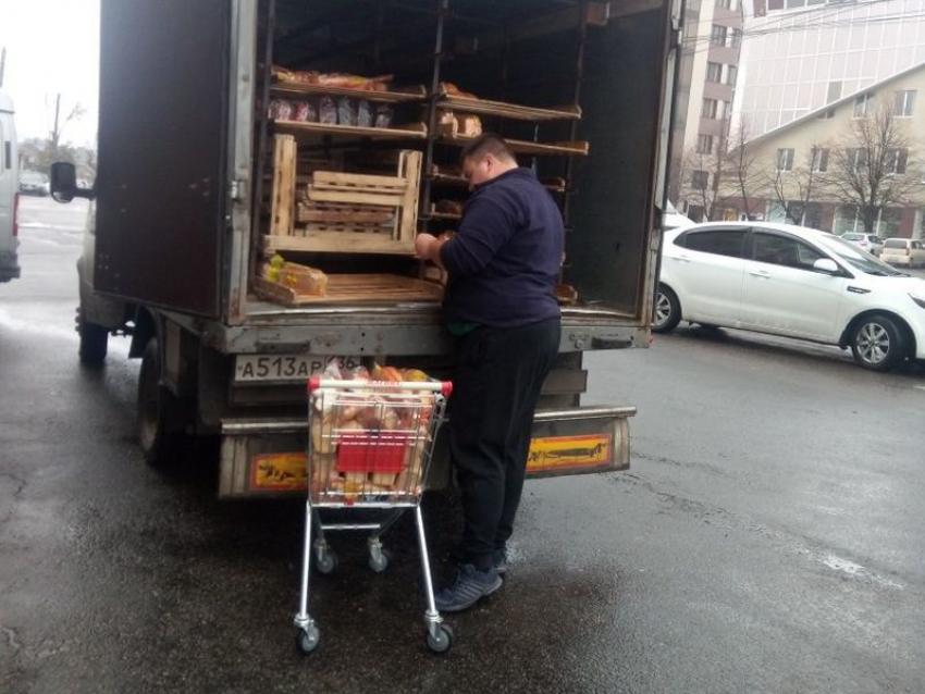 Грязная выгрузка хлеба в Воронеже закончилась словесной перебранкой