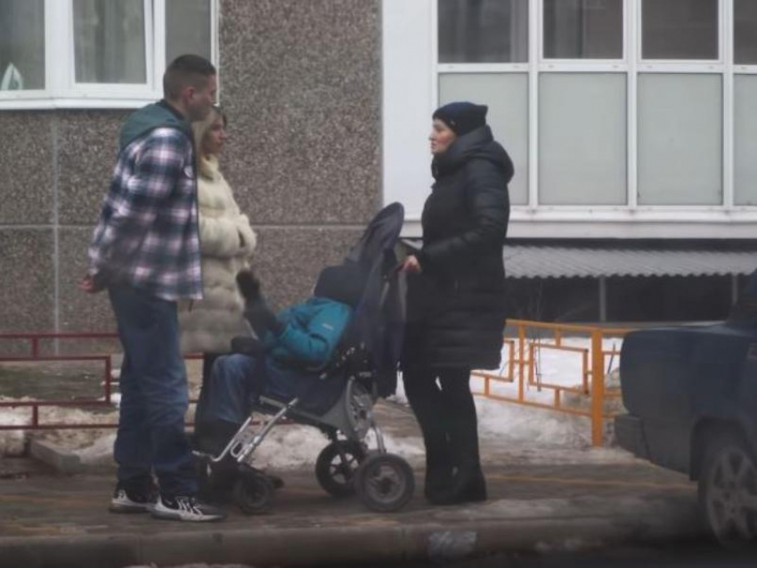 Блогер-миллионник подарил иномарку матери особенного ребёнка в Воронеже 