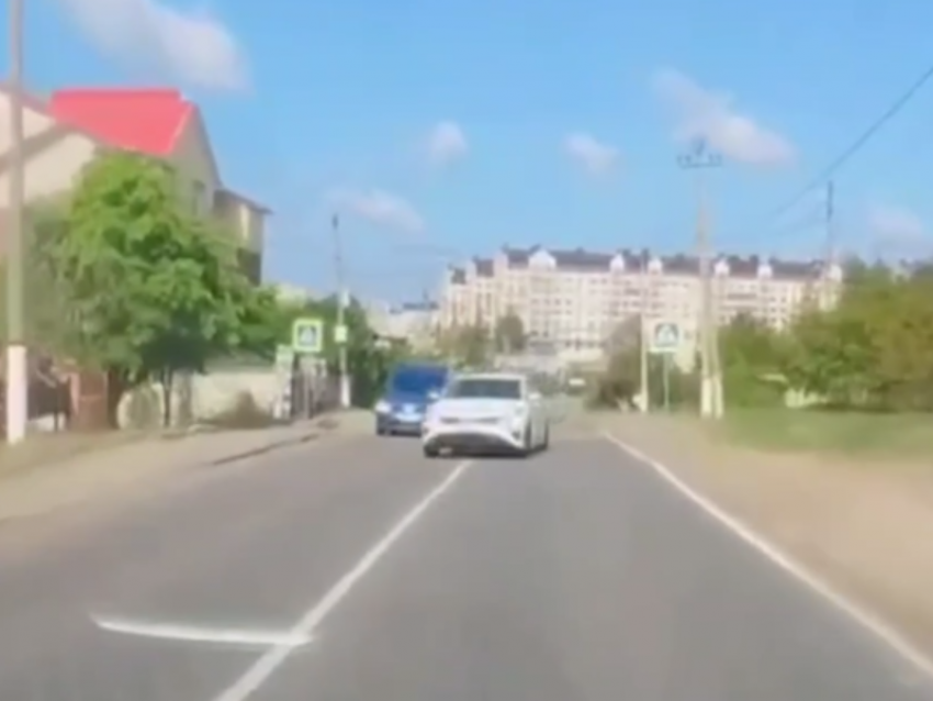 Опасный маневр водителя перед капотом авто показали на видео в Воронежской области 
