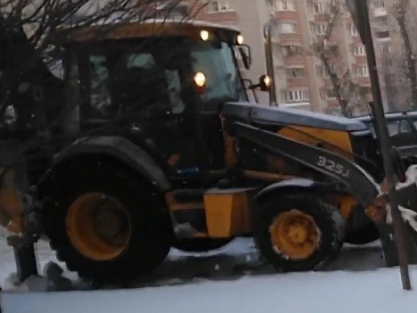 Зависший в воздухе снегоуборочный трактор сняли в Воронеже