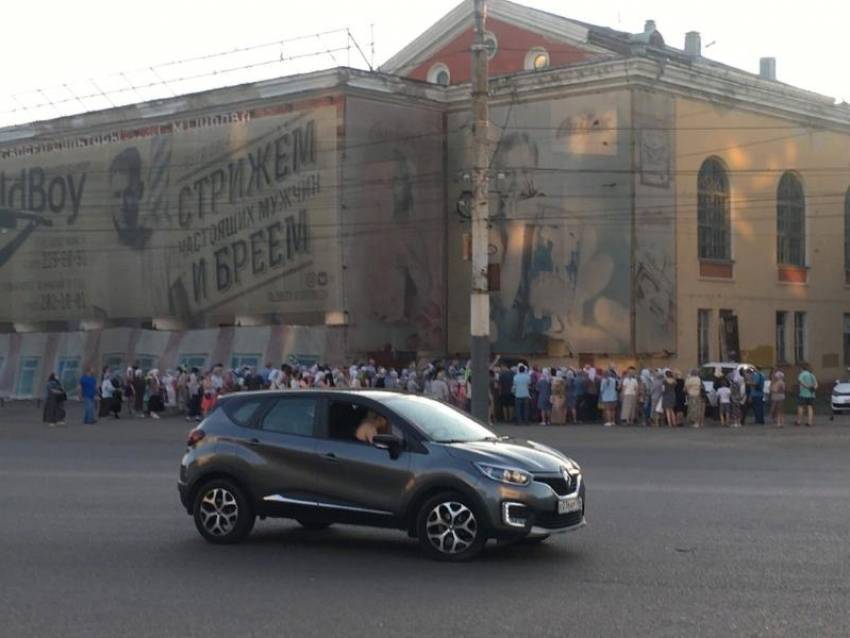 Верующие столпились у воронежского ДК ради уличной молитвы наперекор коронавирусу 