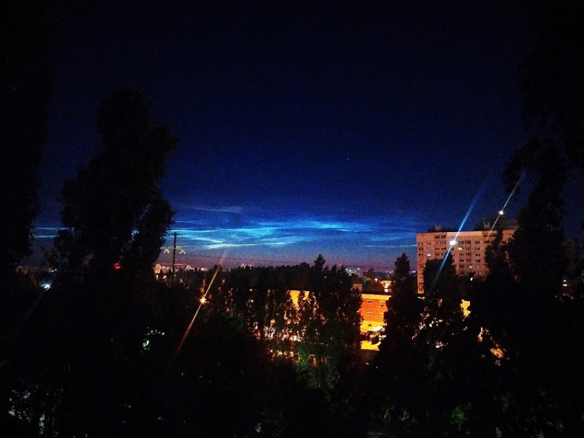 Ночные светящиеся облака сфотографировали в небе над Воронежем
