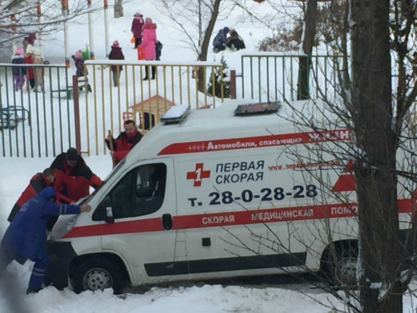 В Воронеже в снегу застряла спешившая на вызов скорая помощь 