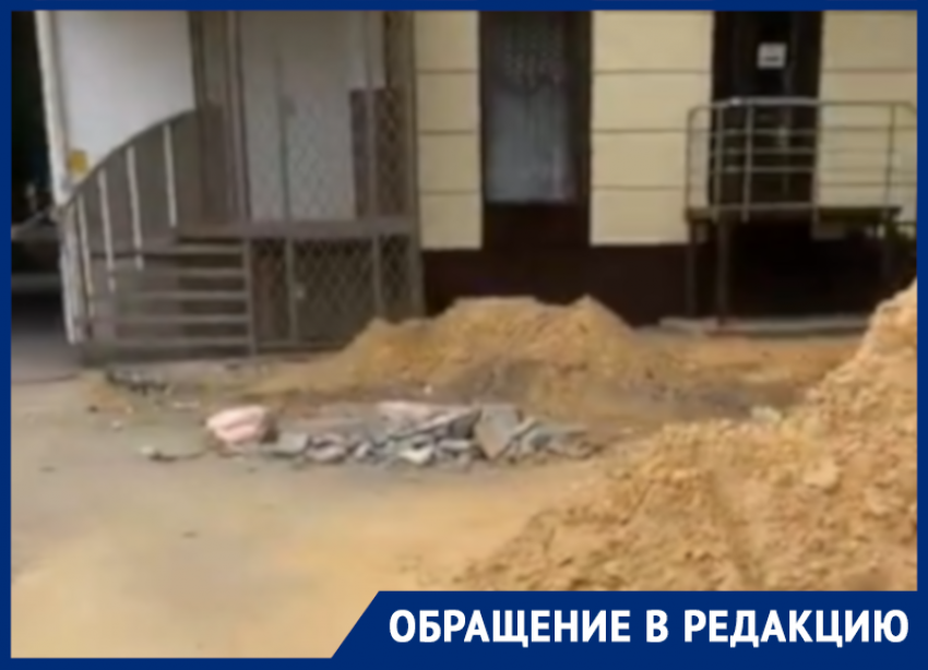 Ремонт тротуара оставил пешеходов  без тротуара в центре Воронежа 