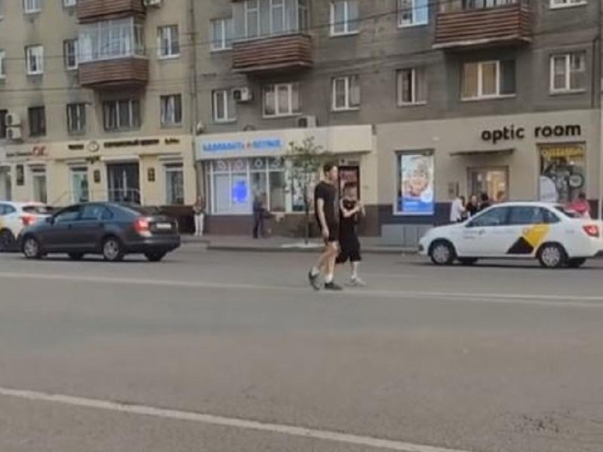 Бесстрашных парней, рассекающих улицу Плехановскую, сняли на видео в Воронеже 