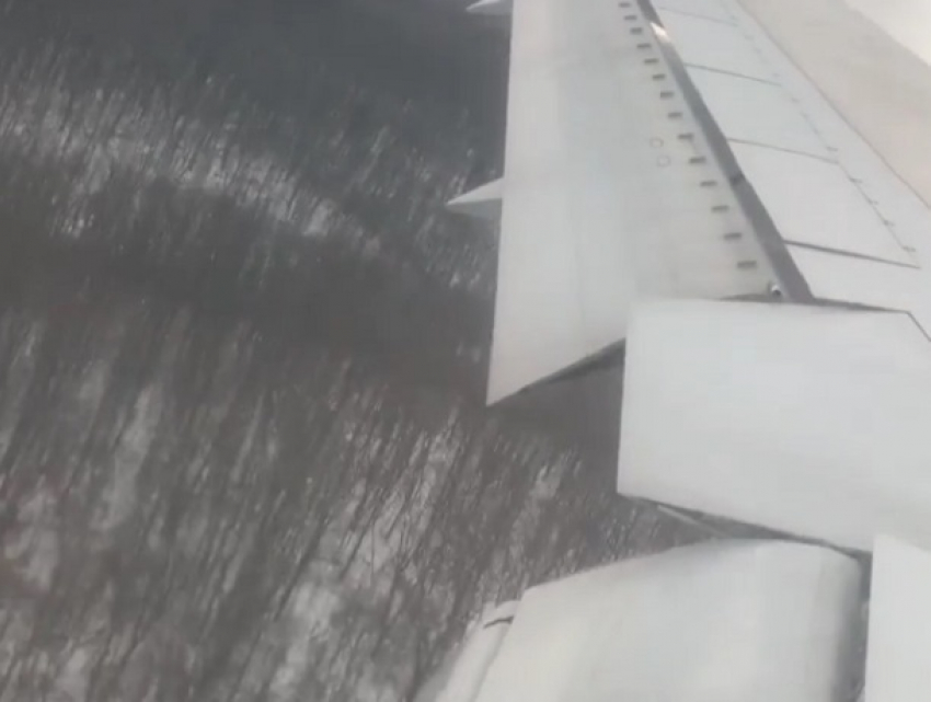 Страшное приземление самолета в Воронеже сняли на видео