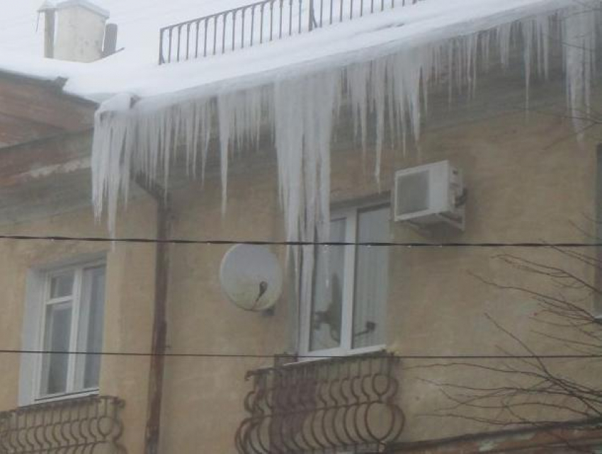 Воронежцев предупредили о возможном падении снега и сосулек с крыш