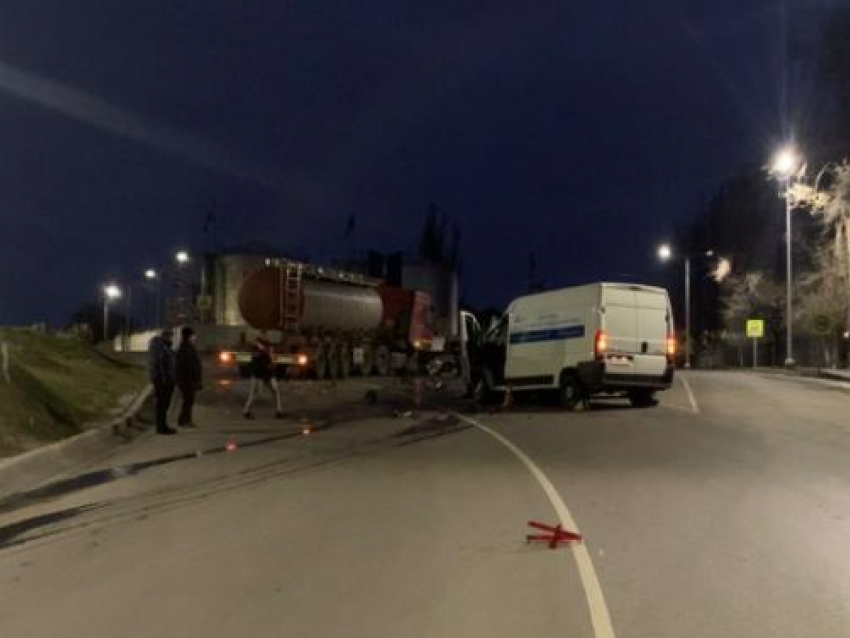 Опубликованы фото с места столкновения молоковоза и фургона в Воронежской области