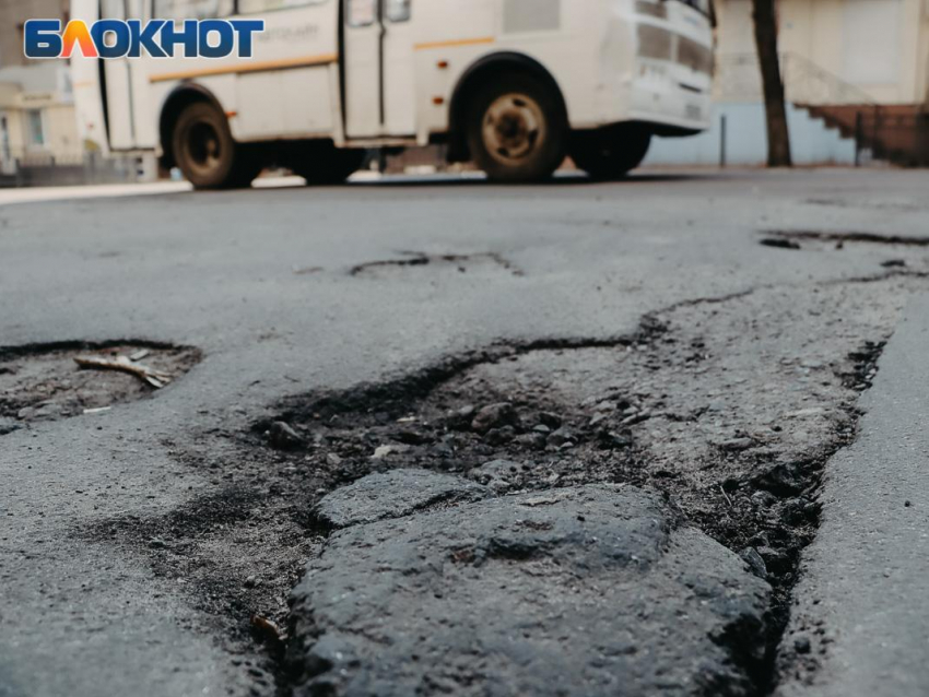 В Воронеже начался ремонт убитой дороги на Урывского 