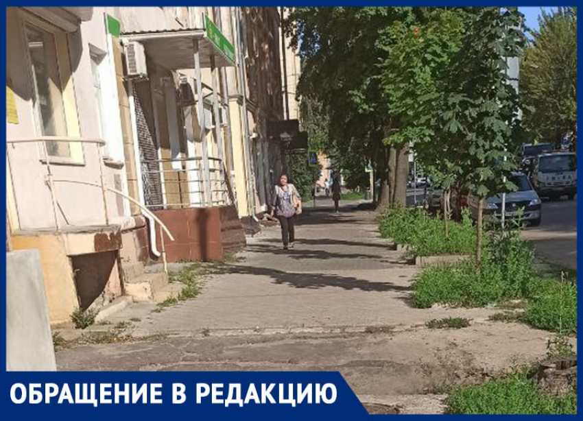 "Приходится выходить на проезжую часть", – тротуар в центре Воронежа, повидавший многое, отравляет жизнь горожан