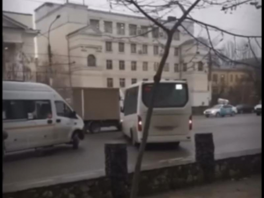 Перегородившего дорогу упрямого маршрутчика наказали штрафом в Воронеже 
